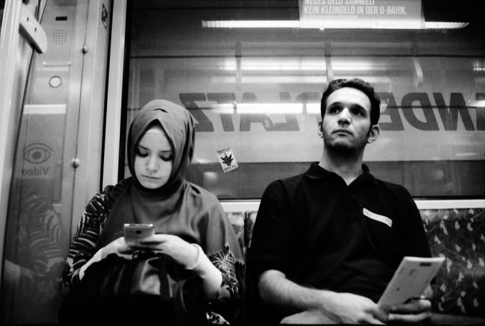 Mujer musulmana con el movil en el metro