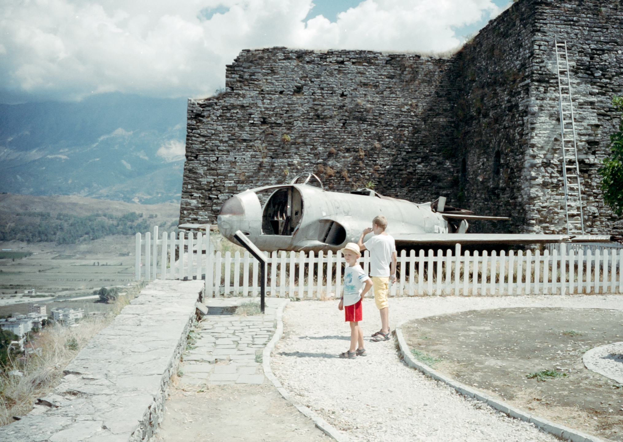 Restps de avión espía Estadounidense caído en Albania durante la guerra fría